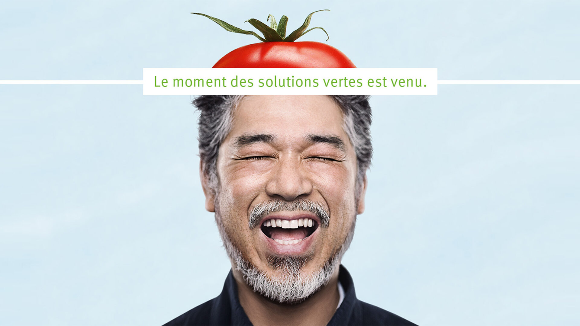 Homme avec des restes de tomates