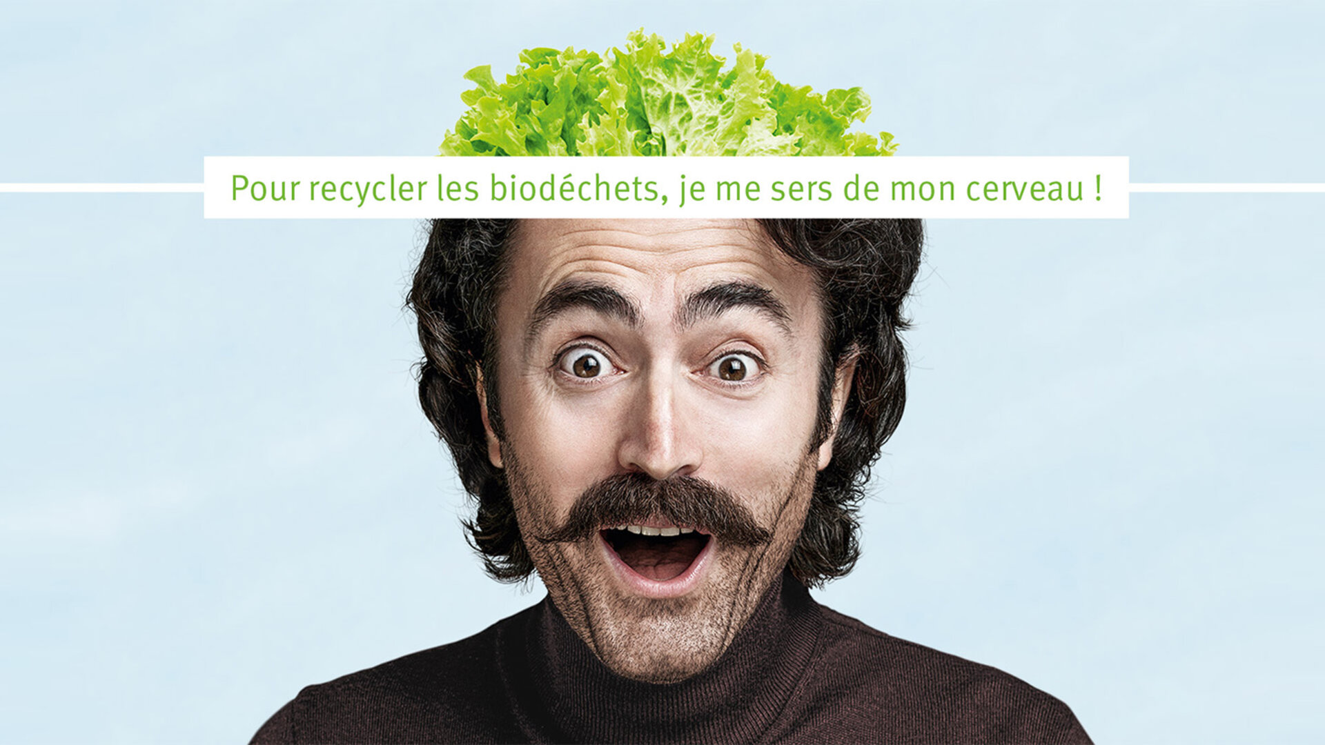 Homme avec des restes de salade